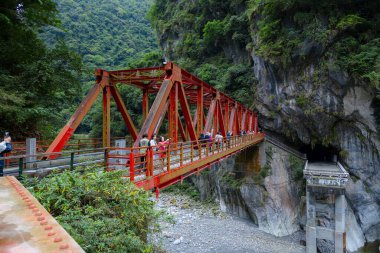 Tayvan - 16 Mayıs 2023: Hualien 'daki Taroko Ulusal Parkı Köprüsü 