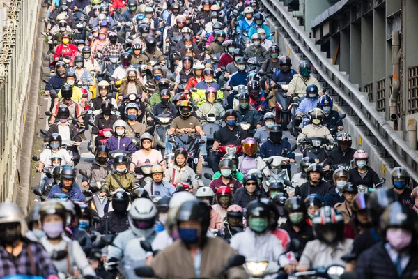 Taipei Taiwan April 2023 Mängder Motorcyklar Över Taipeibron — Stockfoto