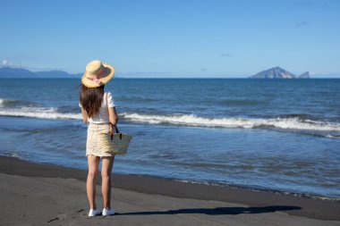 Turist kadın Tayvan 'da deniz kıyısına bakıyor.
