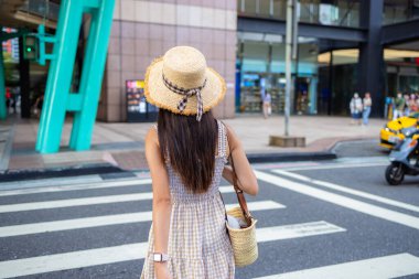 Şehirde kadın cadde boyunca yürür