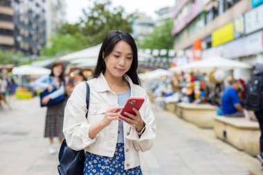 Taipei şehrinde kadın cep telefonu kullanımı