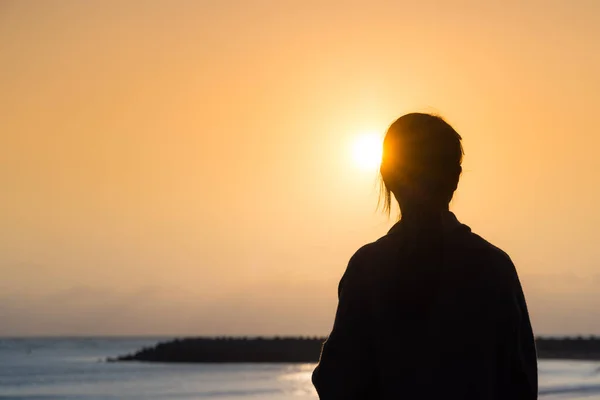 Silhouette Einer Frau Genießt Den Sonnenuntergang Strand — Stockfoto