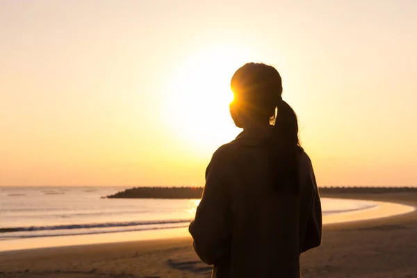 Silueta Mujer Disfrutar Puesta Sol Playa — Foto de Stock