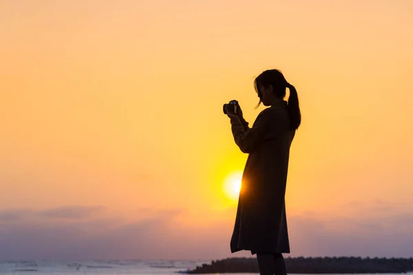 Silhouette Einer Frau Fotografiert Mit Kamera Bei Sonnenuntergang Strand — Stockfoto