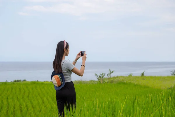 Perempuan Turis Menggunakan Ponsel Untuk Mengambil Foto Pedesaan — Stok Foto
