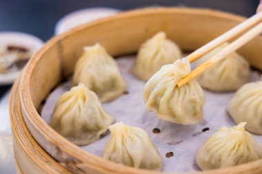 Restoranda Çin usulü çorba ekmeği.