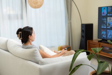 Kadınlar evde televizyon izler.