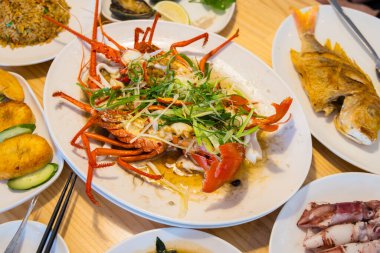 Bol deniz mahsullü Çin lokantası.