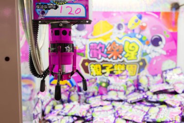 Tayvan - 15 Ağustos 2023: Pençe makinesi Oyun Arcade Entertainment Center 