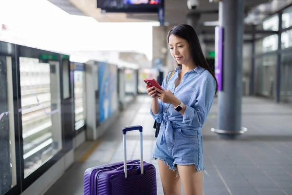 Mujer Viajar Con Equipaje Uso Teléfono Móvil Plataforma Del Tren — Foto de Stock