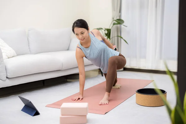 Femme Faire Yoga Avec Regarder Tablette Maison — Photo