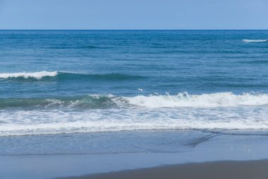 Mavi gökyüzü ve güneşli bir günde kumsal