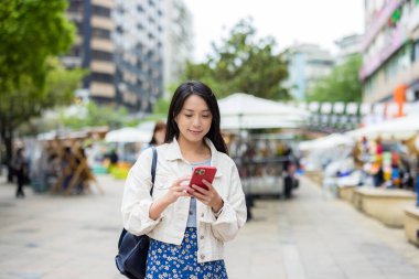 Taipei şehrinde kadın cep telefonu kullanımı