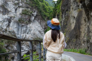 Tayvan 'ın Hualien bölgesindeki Taroko Milli Parkı' nda yürüyüşe çıkan Turist Kadın