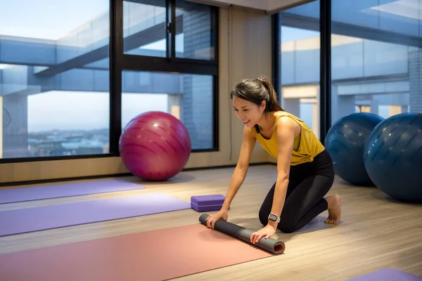 Jeune Femme Roulant Tapis Yoga Après Pratique Sport — Photo