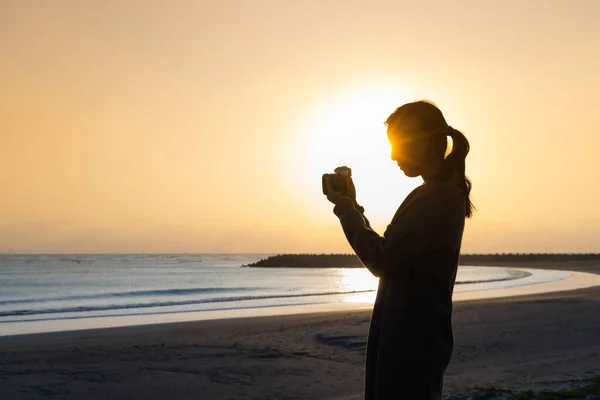 Silueta Mujer Utilizar Cámara Para Tomar Fotos Atardecer Playa — Foto de Stock