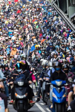 Taipei, Tayvan - 19 Nisan 2023: Taipei Köprüsü üzerinde motosiklet kalabalığı 