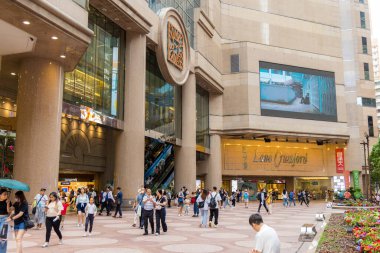 Hong Kong - 20 Haziran 2023: Causeway Bay bölgesindeki Hong Kong Time Meydanı