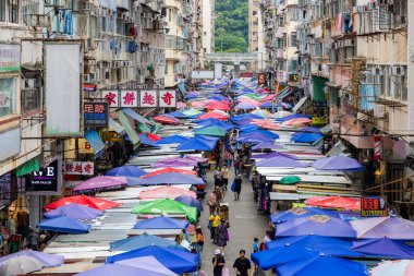 Mong Kok, Hong Kong - 23 Haziran 2023: Mong Kok bölgesindeki Fa Yuen Caddesi pazarı