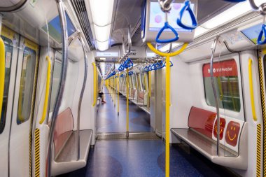 Hong Kong - 27 Haziran 2023: Metro kompartımanı