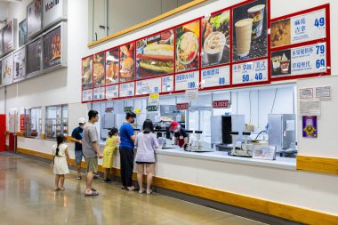 Taoyuan, Tayvan - 17 Ağustos 2023: Tayvan Nankan 'daki Costco gıda sahası
