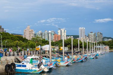 Tayvan - 23 Ağustos 2023: Taiwan 'da teknesi olan Tamsui Nehri