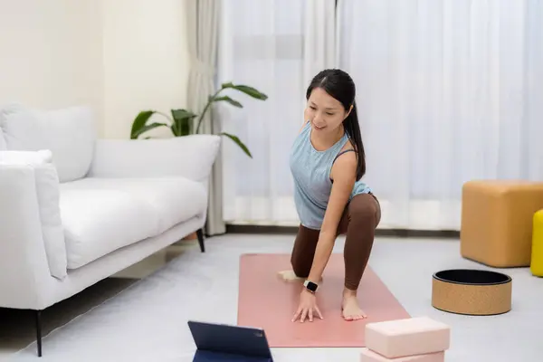 Femme Faire Yoga Avec Regarder Tablette Maison — Photo