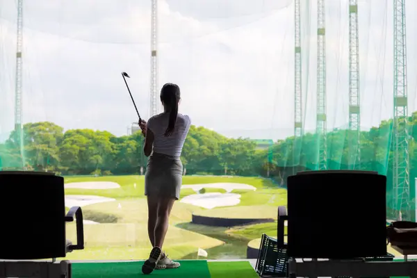 Vrouw Oefenen Golf Golf Driving Range — Stockfoto