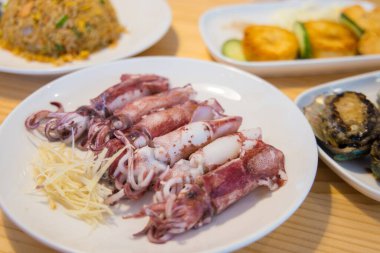 Çin lokantasında buharda pişmiş kalamar.