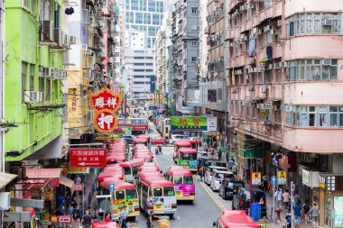 Hong Kong - 23 Haziran 2023: Mong Kok bölgesinde mini otobüs taşlı Hong Kong şehri