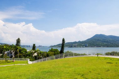 Tayvan 'daki Tamsui' de yeşil çimenler.