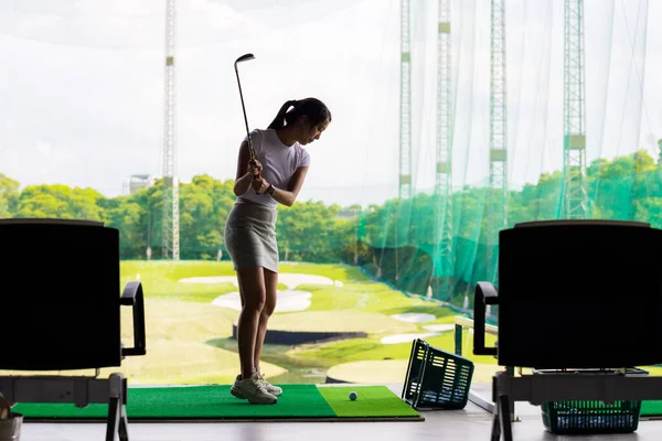 Asiatin Spielt Golf Auf Golf Driving Range — Stockfoto