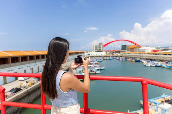Женщина Использует Цифровую Камеру Сфотографироваться Рыбной Гавани Чжувэй Тайване — стоковое фото