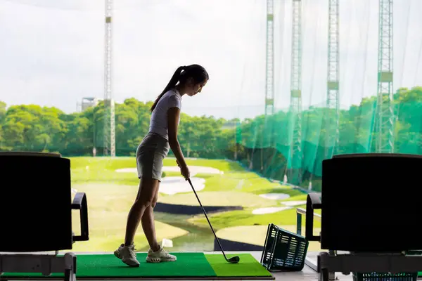 Aziatische Vrouw Golfen Golf Driving Range — Stockfoto