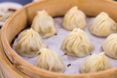 Restoranda Çin usulü çorba ekmeği.