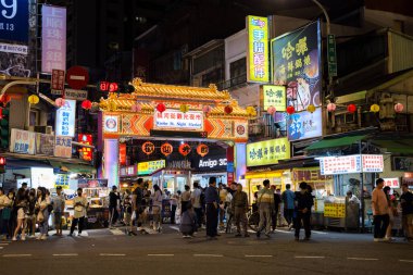 Tayvan - 17 Nisan 2023: Taipei 'de Raohe Caddesi gece marketi
