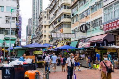 Hong Kong - 23 Haziran 2023: Sham Shui Po bölgesinde sokak pazarı