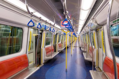 Hong Kong - 27 Haziran 2023: Metro kompartımanı