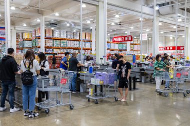 Taoyuan, Tayvan - 17 Ağustos 2023: Tayvan Nankan 'daki Costco toptan satış mağazasında kasiyer