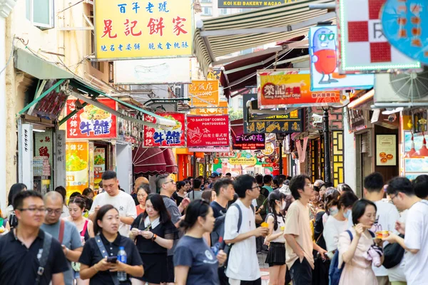 Macau - 02 Temmuz 2023: Taipa 'da Hatıra Sokağı' nda kalabalık