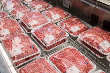 Taoyuan, Tayvan - 17 Ağustos 2023: Tayvan Nankan 'daki Costco toptan satış mağazasında taze çiğ et paketi