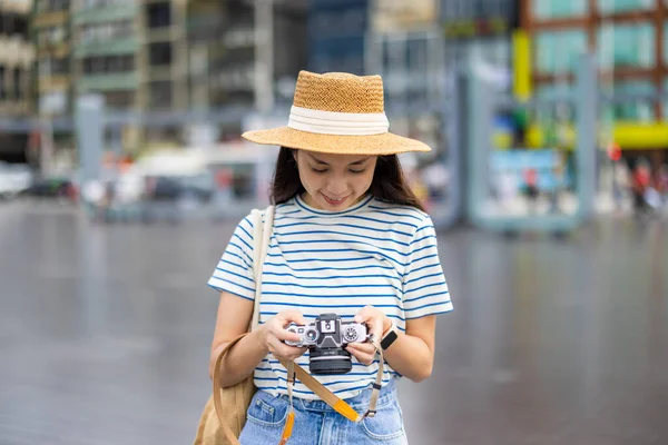 Travel Woman Use Digital Camera Take Photo Outdoor — Stock Photo, Image
