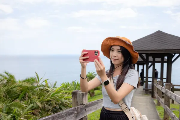 Mujer Excursión Utilizar Teléfono Celular Para Tomar Fotos Campo — Foto de Stock