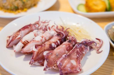 Çin lokantasında buharda pişmiş kalamar.