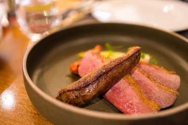 Tabakta ördek eti var.