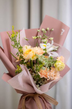 Güllü güzel çiçek buketi