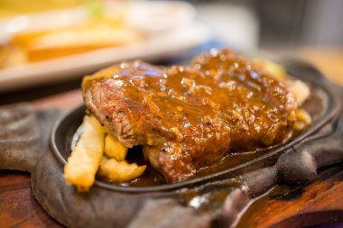 Biber soslu biftek ve patates kızartması.