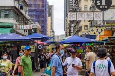 Hong Kong - 23 Haziran 2023: Sham Shui Po, Hong Kong 'da sokak pazarı
