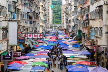 Mong Kok, Hong Kong - 23 Haziran 2023: Mong Kok bölgesindeki Fa Yuen Caddesi pazarı