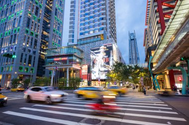 Taipei - 31 Ağustos 2023: Taipei 'nin Xinyi ilçesinde gün batımında yaya trafiği
